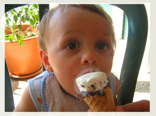 Bambino piccolo che mangia il gelato