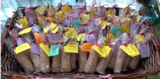 Quando le mamme diventano amiche Sacchetti di Riso al mercatino della scuola: quando le mamme diventano amiche