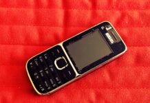 Dumb phone e preadolescenti Immagine di un vecchio 3310, ossia un dumb phone