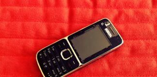 Dumb phone e preadolescenti Immagine di un vecchio 3310, ossia un dumb phone